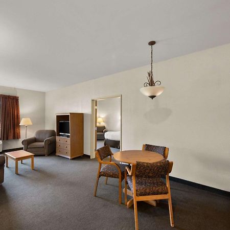 Rodeway Inn & Suites Tomahawk Exterior foto